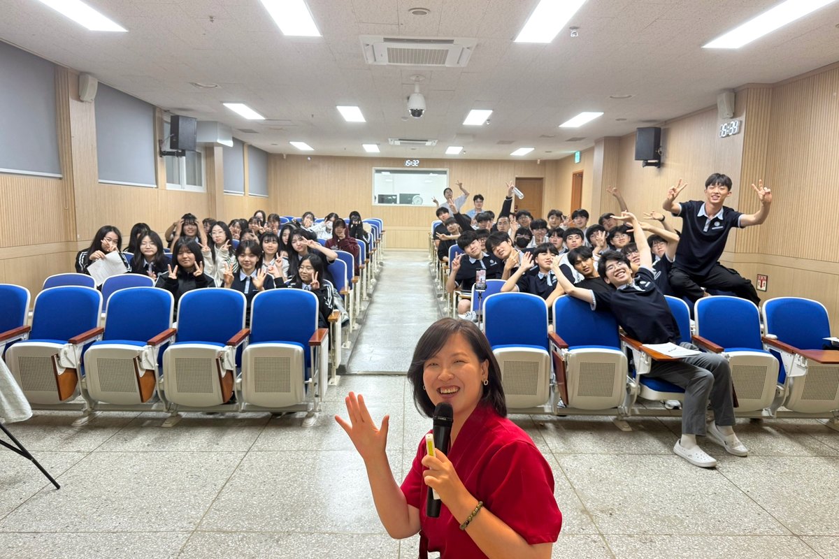 강의를 마치고 인사하는 모습