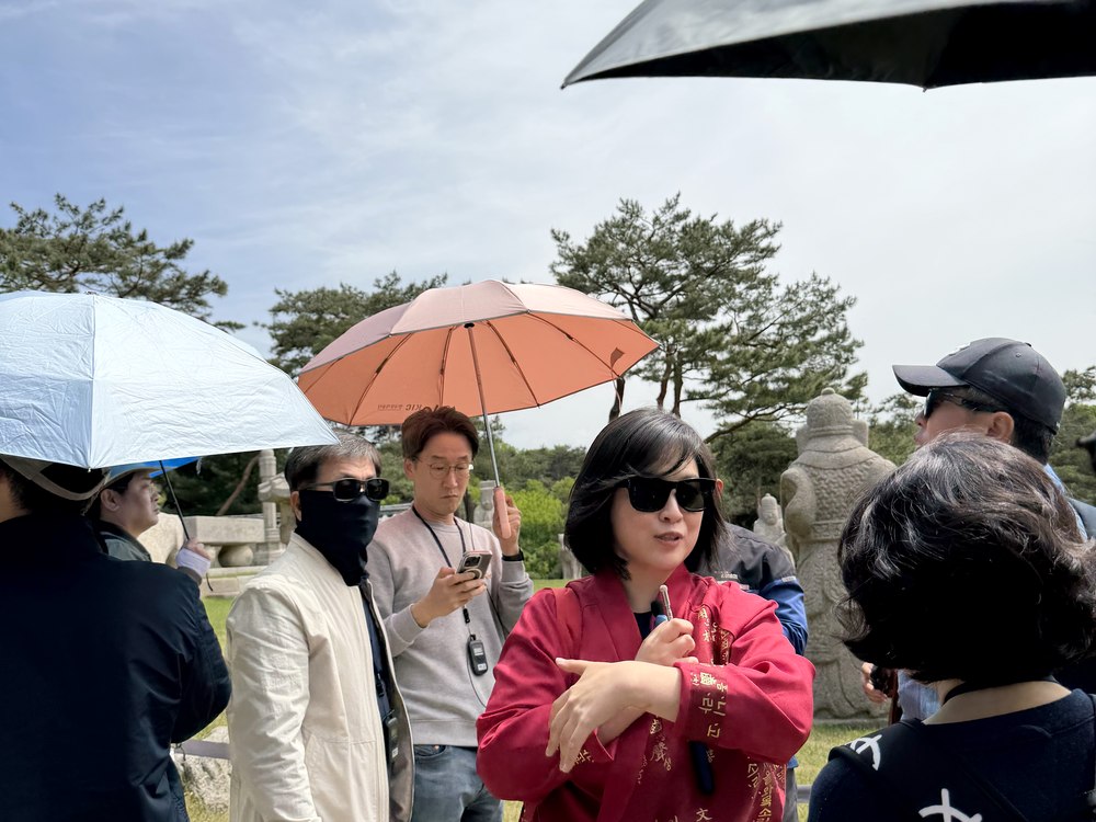 영릉 능역을 함께 걷는 참가자들